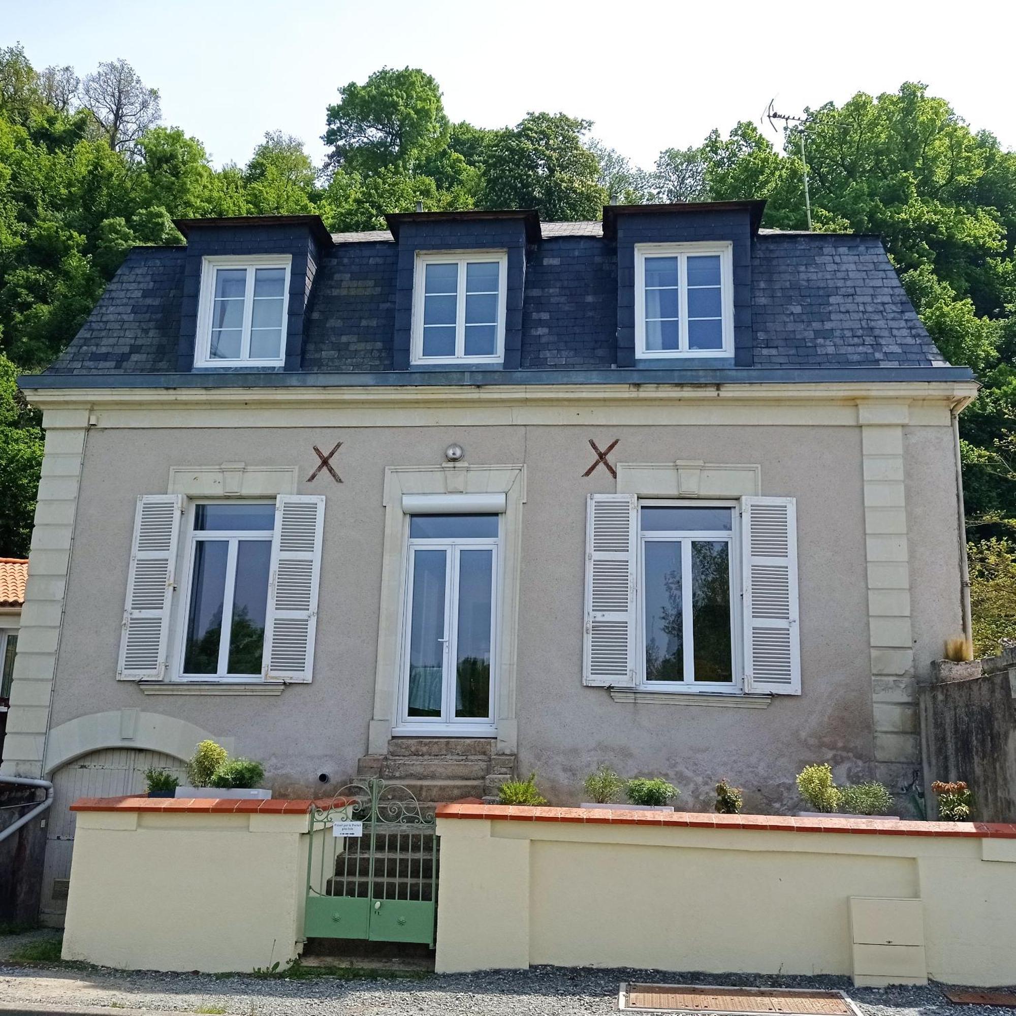 Lucriolla Hotell Oree-d'Anjou Exteriör bild